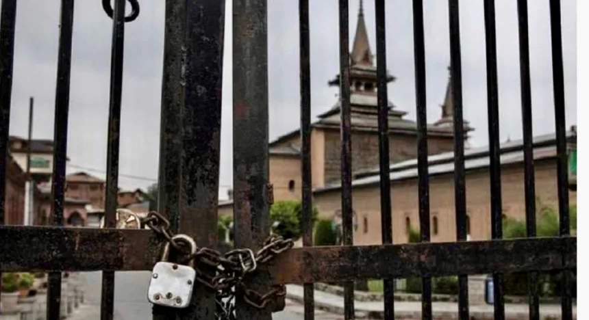 Mirwaiz Slams Govt Over Jamia Masjid Shutdown on last Friday of Ramzan, Draws Parallel with Al-Aqsa